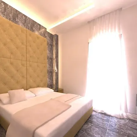 Deluxe Santorini Hotel Fira (Santorini)