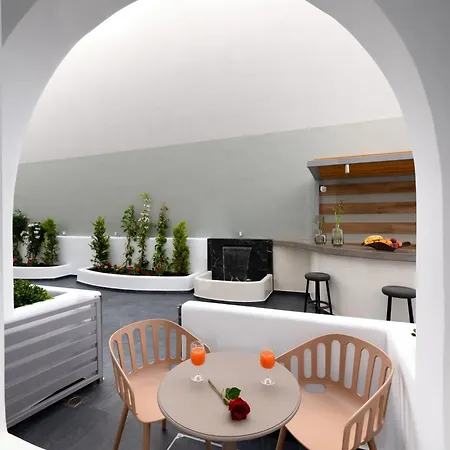 Deluxe Santorini 4* Fira (Santorini)