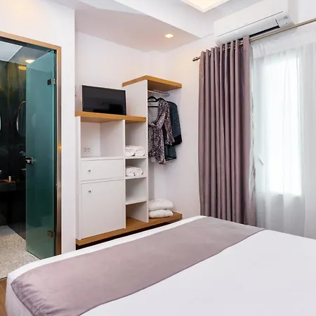 Deluxe Santorini Hotel